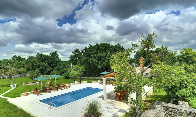 Rojnici Casa | Amplia villa con piscina privada, cancha de voleibol y zona de barbacoa