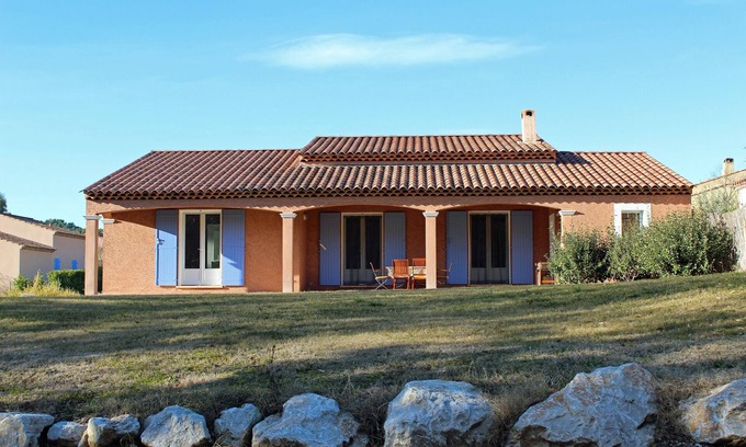 Pierrevert Villa | Amplia villa con piscina compartida en Pierrevert junto al Golf du Luberon.