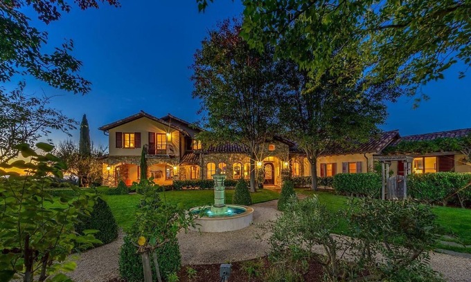 Napa County Casa | Spacious vineyard estate in Napa Valley with home, guest home, pool, pano views