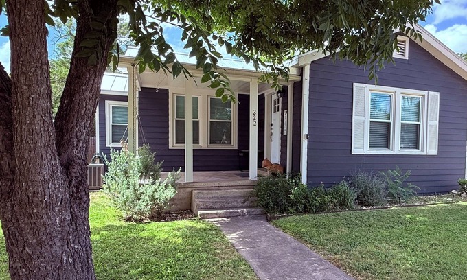 Kerrville Casa | Spacious Vintage Gem - Big Yard - Close to Downtown & Schreiner - Dogs Welcome!