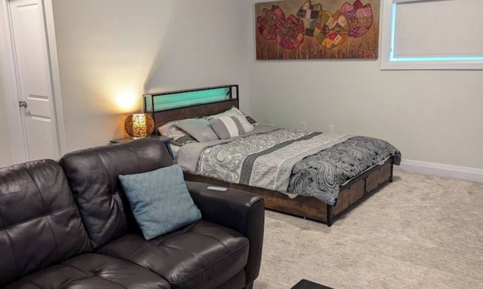 Kitchener Apartamento | Spacious walk out Basement.
