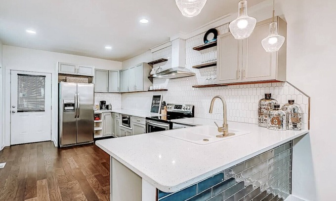Babe Denny Casa | Spacious | Walk to Lucas Oil!