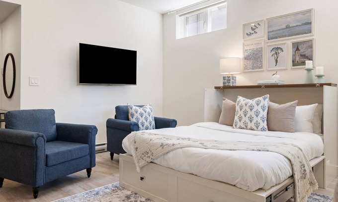 Toronto Apartamento | Spacious Walkout Basement Studio w/Parking + Laundry + Wifi - Near Transit