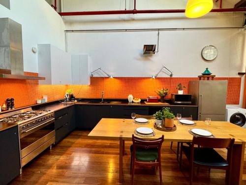 Footscray Apartamento | Spacious Warehouse Conversion 2 Bdrms & Parking
