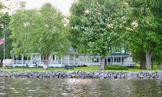 Green Lake Casa | Amplia propiedad frente al agua ubicada en Big Green Lake