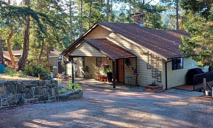 Pender Island Casa | Spacious Waterfront House on North Pender Island