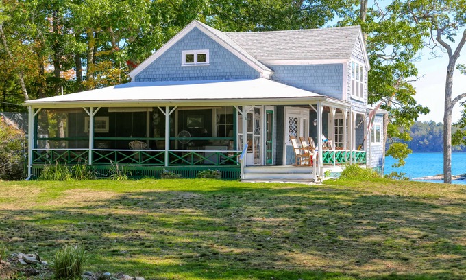 Brunswick Casa | Spacious Waterfront Estate & Cabins W/ Porch, Fireplace, Kayaks & Free WiFi