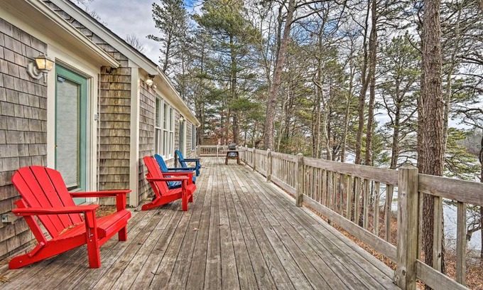 East Falmouth Casa | Spacious Waterfront Falmouth Home on Jenkins Pond!