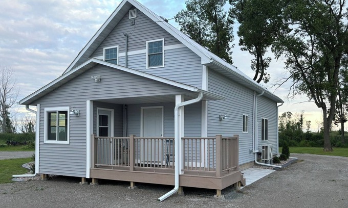 Oconto Casa | Spacious waterfront home recently remodeled with WiFi, AC, and cable TV.