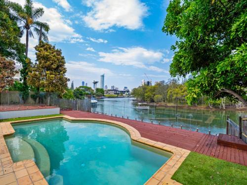 Broadbeach Waters Casa | Spacious Waterfront Retreat in Broadbeach Waters