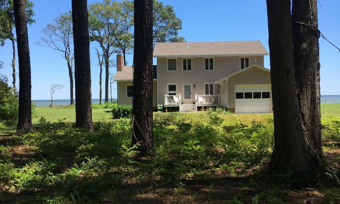 Edwardsville Casa | Spacious Waterfront Home on the Chesapeake Bay / Potomac River