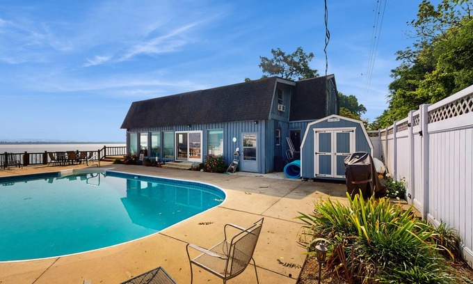 Avoca Casa | Spacious waterfront house with private heated seasonal pool + dock