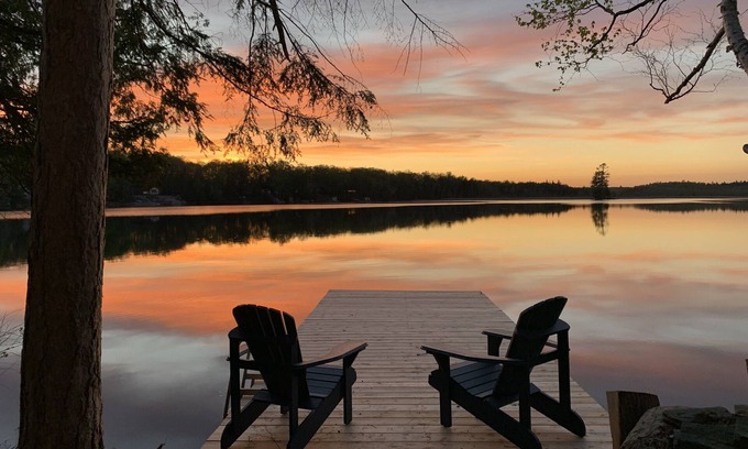 Havelock-Belmont-Methuen Cabaña | Spacious Waterfront Year Round Cottage