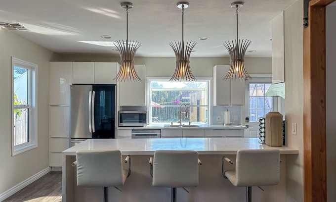West Los Angeles Casa | Spacious West LA Home 3BR/3Bath Parking, Backyard