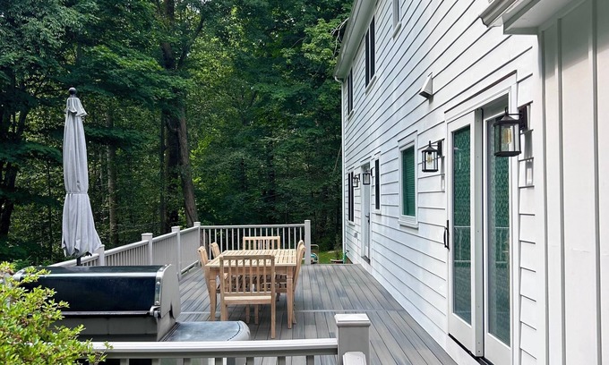 Westport Casa | Spacious Westport countryside retreat. Close to beach, downtown, golf and train