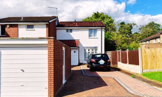 Telford Casa | Spacious White House with parking, garden, Wi-Fi