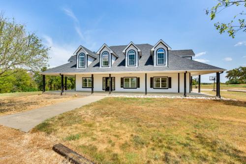 Wills Point Casa | Spacious Wills Point Retreat with Pool and Pond!