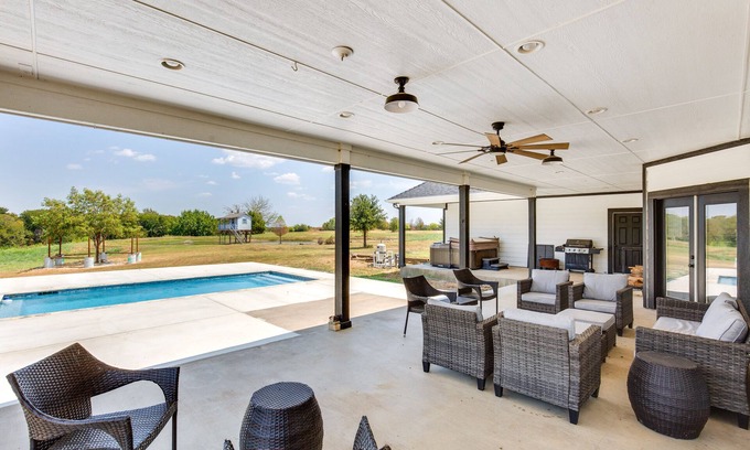 Wills Point Villa | Spacious Wills Point Retreat w/ Pool & Pond!