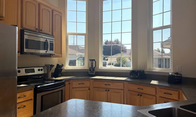 College Place Casa | Spacious with 5 beds, games, gourmet kitchen close to downtown,By Oasis Escapes,