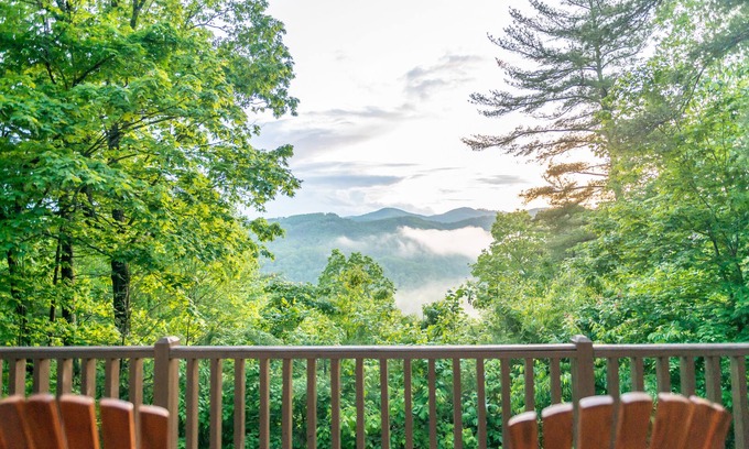 Ferguson Cabina | Spacious Wooden Cabin, WiFi, Hot Tub, Close to Walking Trails, Fireplace