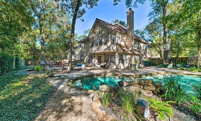 Alden Bridge Cabaña | Spacious Woodlands Home: Pool & Outdoor Oasis
