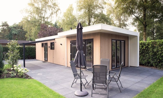 Wekerom Casa | Spacious yard with a private hottub