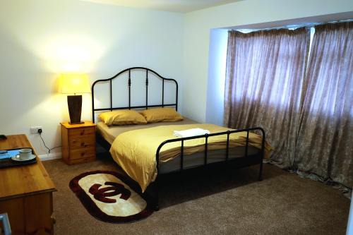 Fairlop Apartamento | Spaciuos Ensuit 4