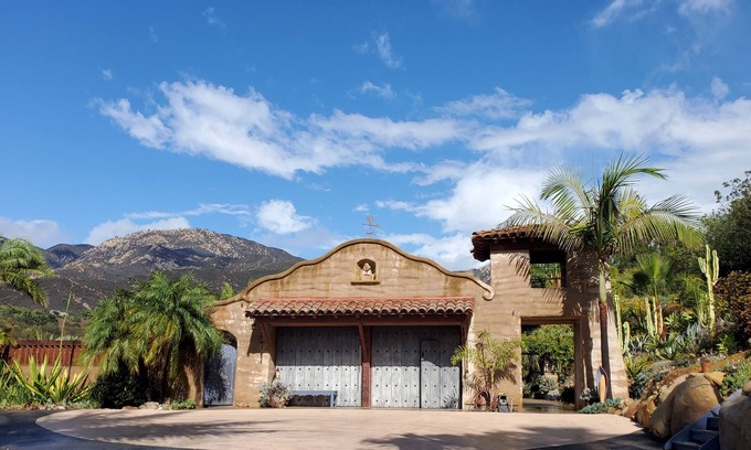 Mission Canyon Casa | Casa de estilo español con piscina, lejos de la niebla costera