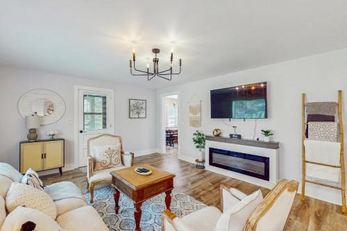 Newland Casa | Spanish Oak Getaway
