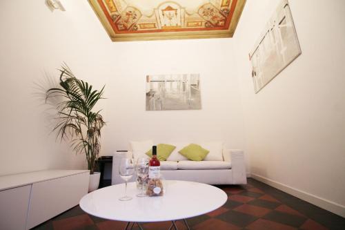 Rione III Colonna Apartamento | Spanish Steps Art Apartment
