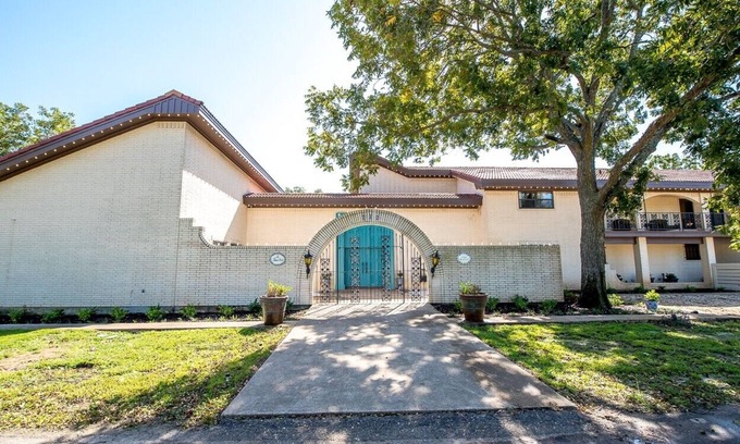 Mount Vernon Casa | Spanish Style Mansion in NE Tx - Reunions, Group/Corp Retreats, Couples Weekend