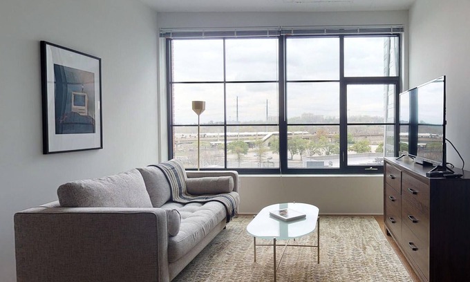 Eisenhower East Apartamento | Sparkling 1BR Near Carlyle Dist Shops & Metro Stns