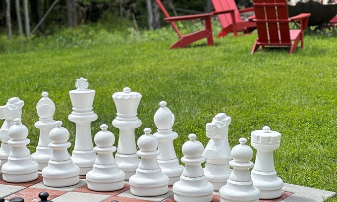 Denver Cabina | Sparkling Private Cabin, Hot Tub, Firepit, Giant Chess Set, Early Check-In!