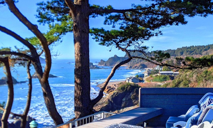 Brookings Apartamento | Sparkling Clean, Private & Quiet! Amazing Ocean Views [7]
