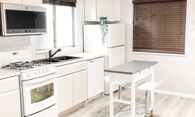 Maple Ridge Casa | Sparkling Modern Kitchenette Suite Close to Nature