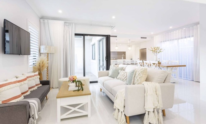 East Victoria Park Casa | Sparkly and quiet on the inside yet close to the buzzy precinct! WIFI & parking
