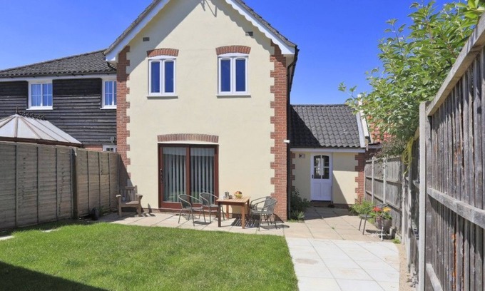 Wangford Cabaña | Sparrows - a cottage that sleeps 5 guests in 3 bedrooms