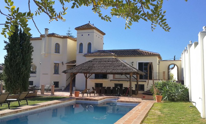 Nueva Milla de Oro Villa | Espaciosa villa de 5 dormitorios, recientemente renovada, cerca de las playas y Puerto Banús