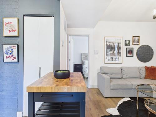 Ukrainian Village Apartamento | Speakeasy Serenity Retreat