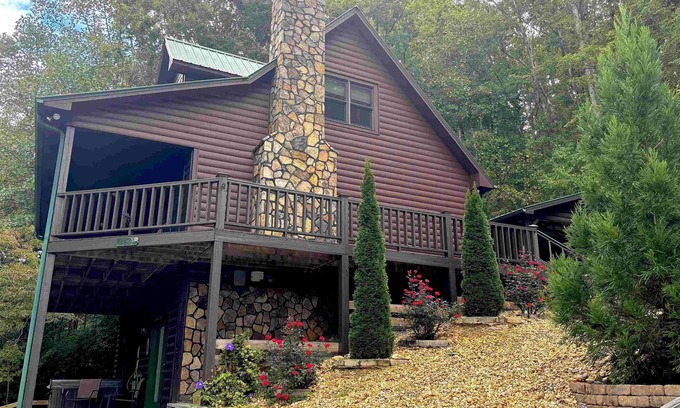Young Harris Cabina | Special $100 Discount, 4/3 on a Byers Creek,Hot Tub