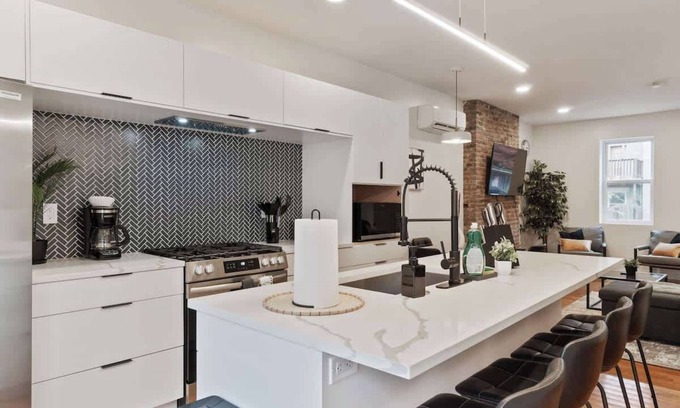 Central Northside Casa | Special 2 Homes – 6BR Duplex | Perfect for Groups!