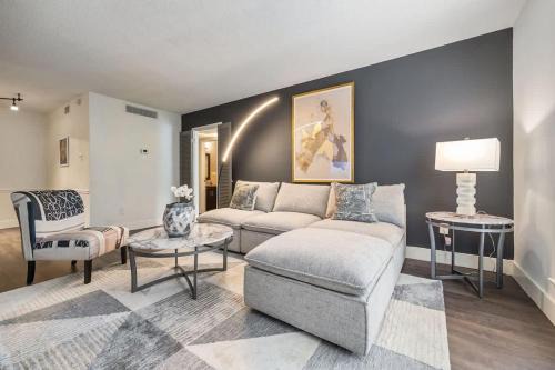 Uptown Apartamento | Special 2BR Galleria Condo Pool View Private Entrance