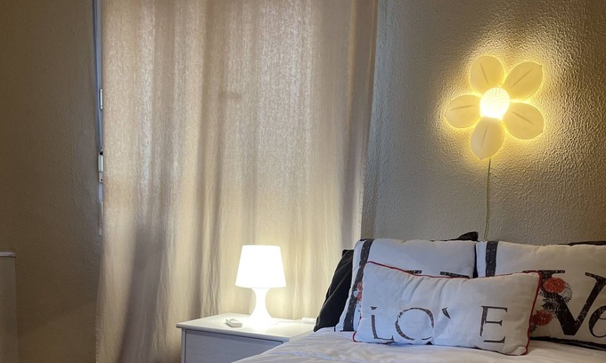Luanco Condominio | Especial parejas . Pack con CAVA,velas y decoración romántica. Al lado Playa.