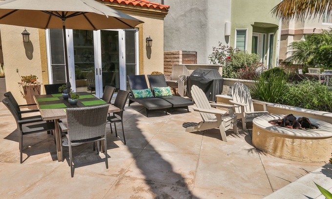 Huntington Beach Casa | Casa casi nueva, a 1 cuadra de la playa, a 1 cuadra de Main St.
