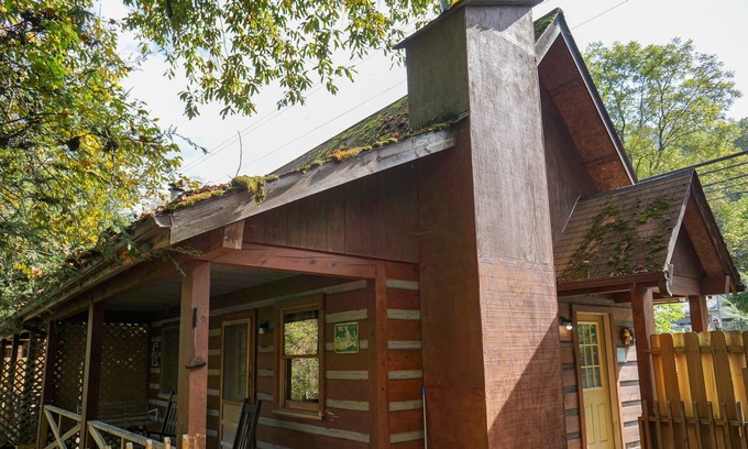 Cherokee Cabina | SPECIAL *Sept. 13th- Oct. 4th 20% off* Ol'Smoky Log Cabin on the River Unit 1
