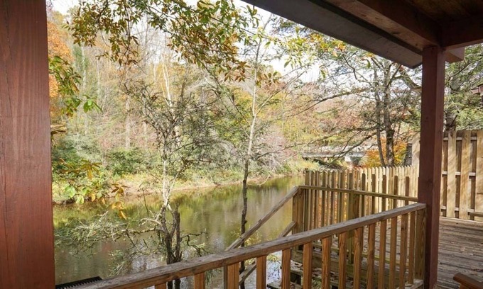 Cherokee Cabina | SPECIAL *Sept. 13th- Oct. 4th 20% off* Ol'Smoky Log Cabin on the River Unit 4