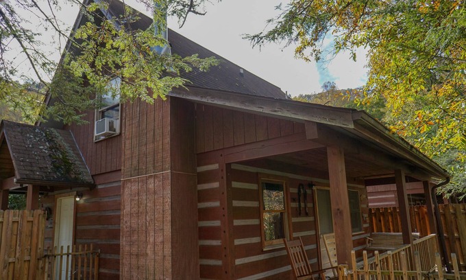 Cherokee Cabina | SPECIAL *Sept. 13th- Oct. 4th 20% off* Ol'Smoky Log Cabin on the River Unit 5