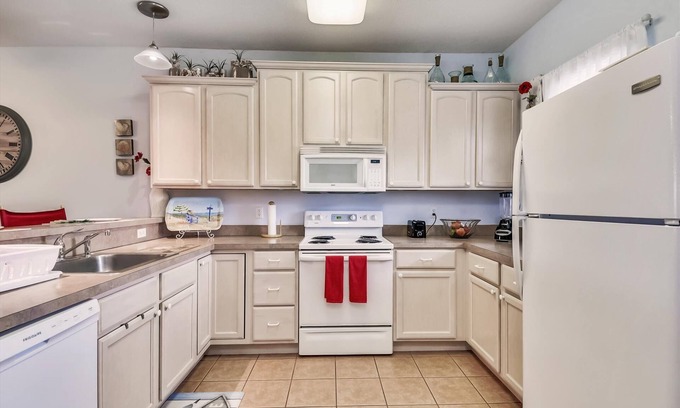 Villages of Five Points Condominio | **SPECIALS AVAILABLE NOW!** LINENS & ACTIVITIES INCLUDED*! MINI WEEKS AVAILABLE ALL YEAR!! 4 NIGHT MINIMUM! The Perfect Summer Get-away Destination!