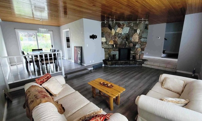 Kamloops Casa | Specious Kamloops House for relaxation with great view in prestigious Sahali.