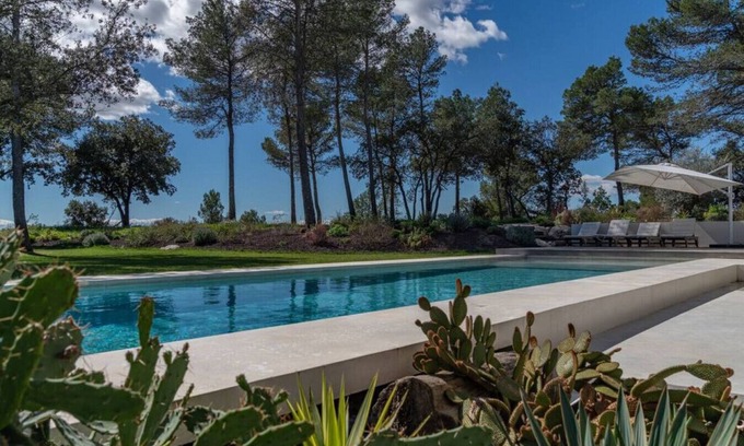 Saint-Clement-de-Riviere Casa | Spectacular architectural villa with views
